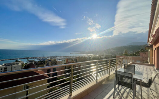 4 PIECES DERNIER ETAGE A MENTON GARAVAN