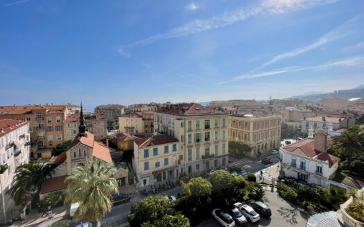 GRAND 3 PIECES DERNIER ETAGE CENTRE VILLE