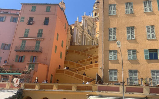 RESTAURANT AVEC TERRASSE AUX PIEDS DE LA VIEILLE VILLE DE MENTON